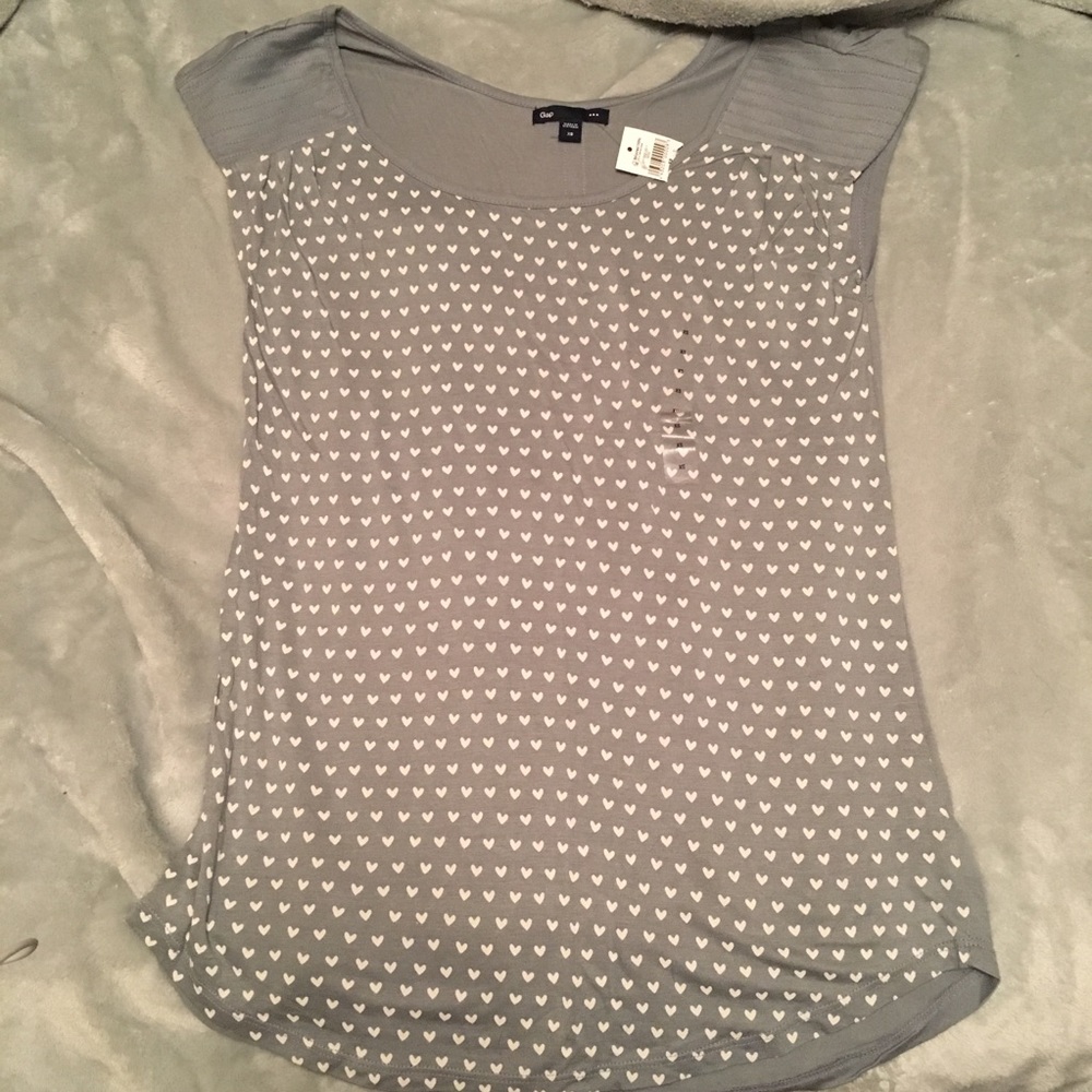 2/$20 BNWT size xs Gap top